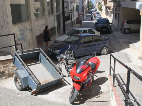 Η οδός Χριστοδούλου μετατράπηκε σε πάρκινγκ