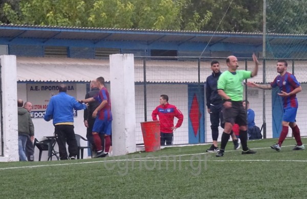 ΠΡΟΠΟΝΤΙΔΑ-ΤΡΙΑΔΑ 2-2: Πανικός στο Βούρκο, μπούκαρε στον αγωνιστικό χώρο ο Κουσκούτης