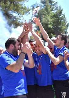 ΑΟ ΕΛΛΗΝΙΚΑ: Κάηκε το πελεκούδι στη φιέστα των πρωταθλητών (ΦΩΤΟΡΕΠΟΡΤΑΖ)