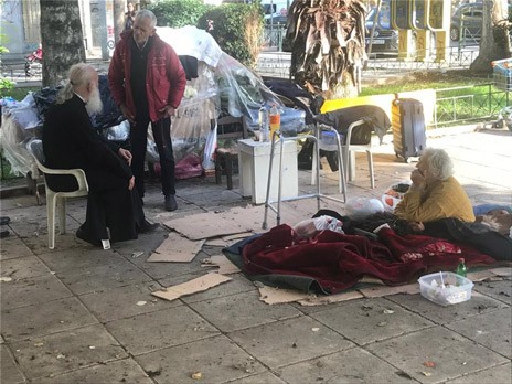 Ο Ιερώνυμος προσφέρει στέγη στο ηλικιωμένο ζευγάρι του Κεραμεικού
