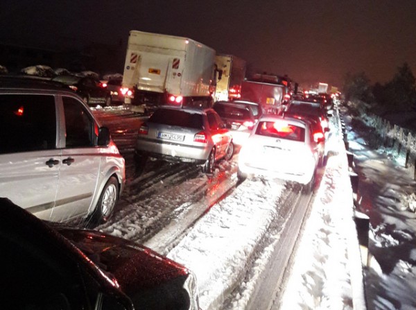 Μποτιλιάρισμα 14 χιλιομέτρων στην Αθηνών-Λαμίας λόγω χιονιού