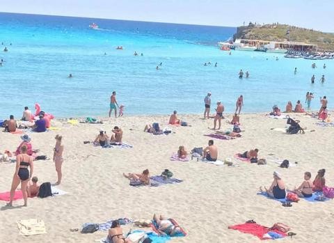Ζευγάρι πιάστηκε να έχει σεξουαλική επαφή μέρα‑μεσημέρι σε παραλία