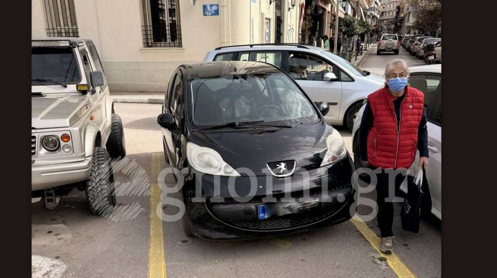 ΧΑΛΚΙΔΑ- ΝΤΡΟΠΗ: Αυτοκίνητο έκλεισε ράμπα ΑμεΑ στην πλατεία Αγίου Νικολάου