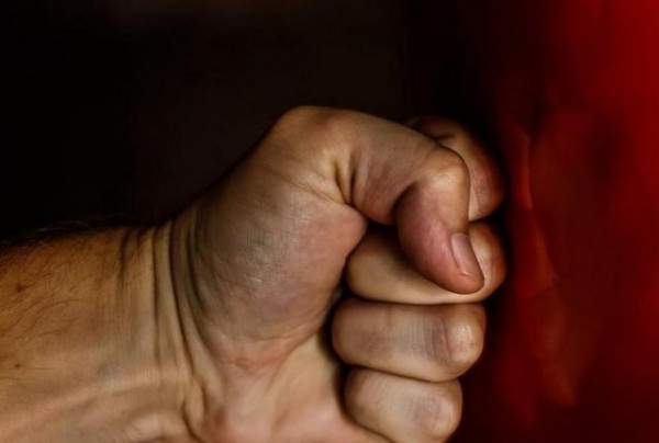 ΧΑΛΑΝΔΡΙ: Πυγμάχος έδειρε τη μητέρα του και χτύπησε στο κεφάλι αστυνομικό