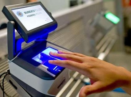 Ακόμη 15 συσκευές ταυτοποίησης προσφύγων-μεταναστών στην Ελληνική Αστυνομία