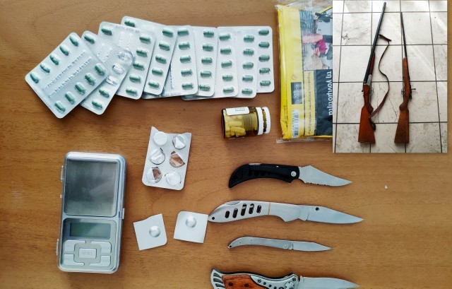 Συνελήφθη 35χρονος με ναρκωτικά χάπια, σουγιάδες, κυνηγετικά όπλα, ζυγαριά ακριβείας και λαθραίο καπνό