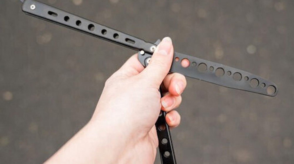 Με βαρύ παρελθόν η 16χρονη που κάρφωσε τη 14χρονη με μαχαίρι-πεταλούδα μέσα στο σχολείο