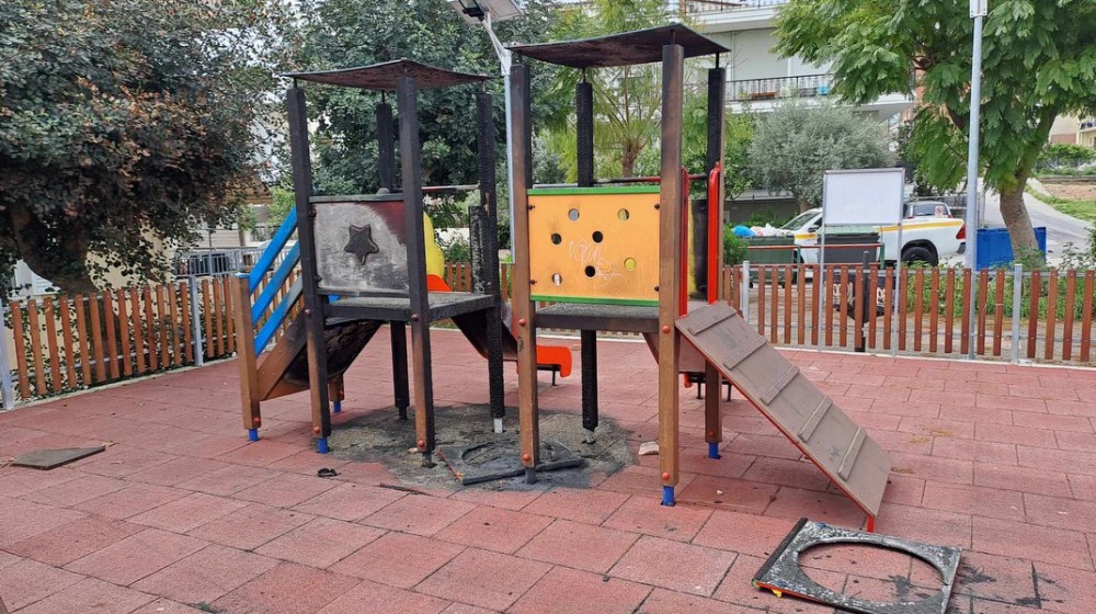 ΧΑΛΚΙΔΑ- ΑΓΙΑ ΦΩΤΕΙΝΗ: Μπουρλότο σε παιδική χαρά από άγνωστους βάνδαλους