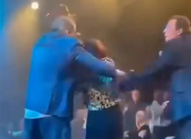 ΑΝΤΥΠΑΣ: Θαμώνας ανέβηκε στην πίστα και χτύπησε τον τραγουδιστή (Video)