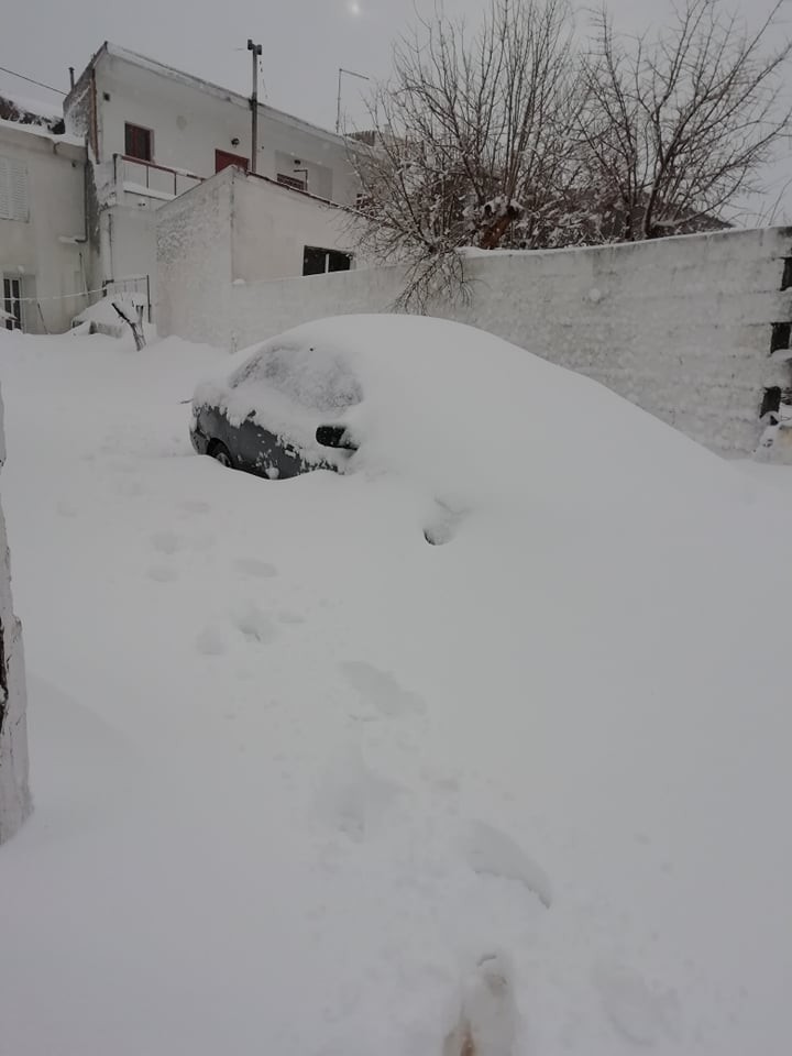 Κάτω Στενή: ΙΧ θάφτηκαν στο χιόνι