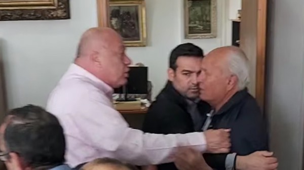 Ο Αχιλλέας Μπέος πέταξε έξω από το γραφείο του δημοτικό σύμβουλο (VIDEO)