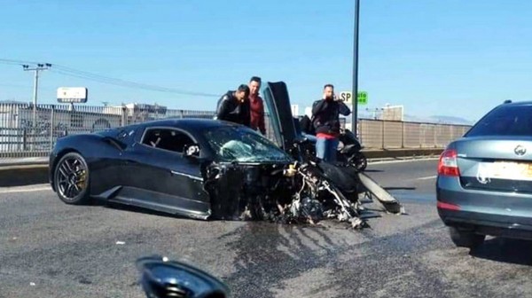 Maserati MC20 αξίας μισού εκατομμυρίου κόπηκε στη μέση μετά από τροχαίο ατύχημα - Τι συνέβη με τον οδηγό