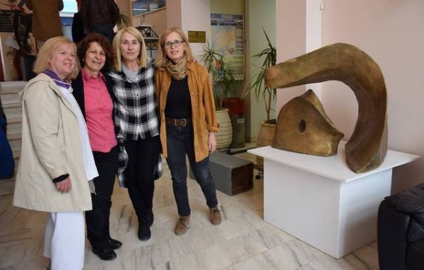 Γλυπτά μαθητριών του Εργαστηρίου Τέχνης Χαλκίδας στην είσοδο του Δημαρχείου