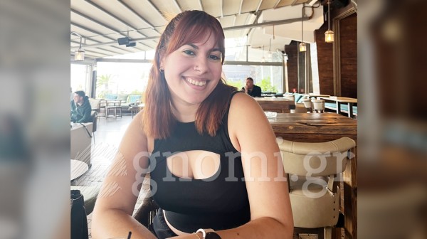 Επιλέγει το κερασί χρώμα στα νύχια για δυο λόγους!