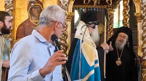Μητροπολίτης έκανε παρατήρηση σε εκπαιδευτικό γιατί είχε το πουκάμισο έξω από το παντελόνι! (VIDEO)