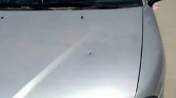 ΣΟΚ ΣΤΗΝ ΕΡΕΤΡΙΑ: Σκάγια καρφώθηκαν στο καπό αυτοκινήτου - Υπήρχαν μέσα παιδάκια