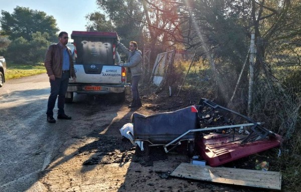 ΧΑΛΚΙΔΑ: Η στάχτη από τα τζάκια έκαψε ολοσχερώς δύο κάδους απορριμμάτων