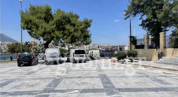 ΚΟΚΚΙΝΟ ΣΠΙΤΙ ΧΑΛΚΙΔΑ: Φουλ παράνομα παρκαρισμένα ΙΧ στην πλατεία Μάλλιου