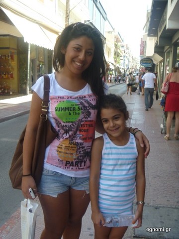 Προσέχει την μικρή σαν τα μάτια της!