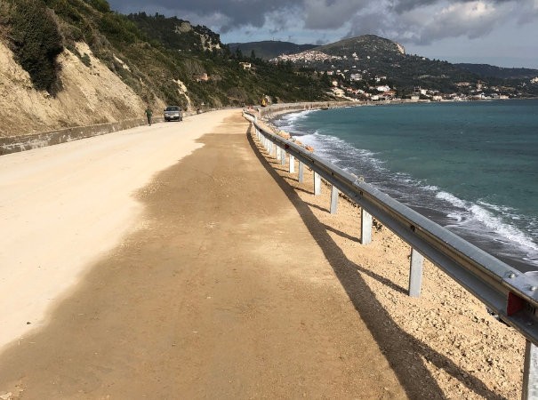 Με … μπαλώματα παραδίνεται στην κυκλοφορία ο δρόμος Στομίου-Πλατάνας