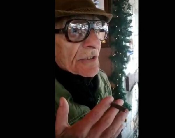 86χρονος καπνίζει στο κρύο και τα ...χώνει στον αντικαπνιστικό νόμο (VIDEO)