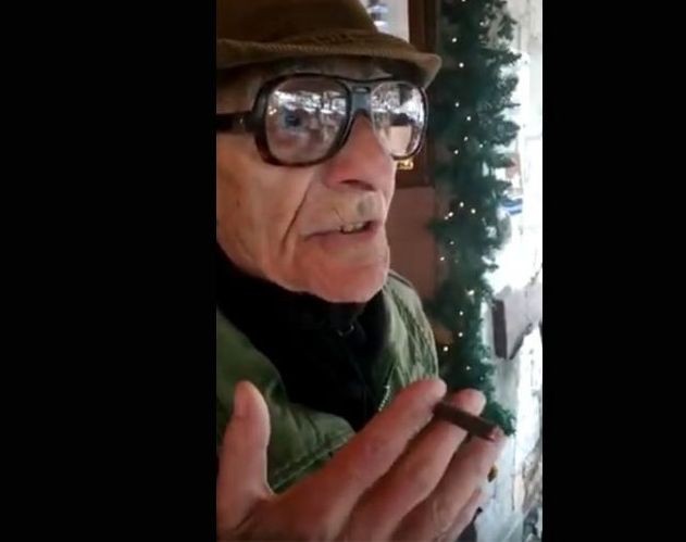 86χρονος καπνίζει στο κρύο και τα ...χώνει στον αντικαπνιστικό νόμο (VIDEO)