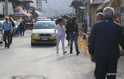 Μέχρι να κατασκευαστεί το πεζοδρόμιο περπατάνε στο δρόμο