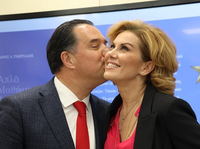 Γλυκό φιλί από τον Άδωνι Γεωργιάδη στην Ευγενία Μανωλίδου για την ονομαστική της εορτή