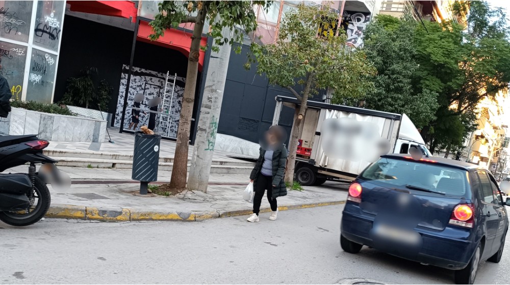 ΚΑΤΑΓΓΕΛΙΑ: Κλειστά πεζοδρόμια, ανοιχτοί κίνδυνοι στο κέντρο της Χαλκίδας