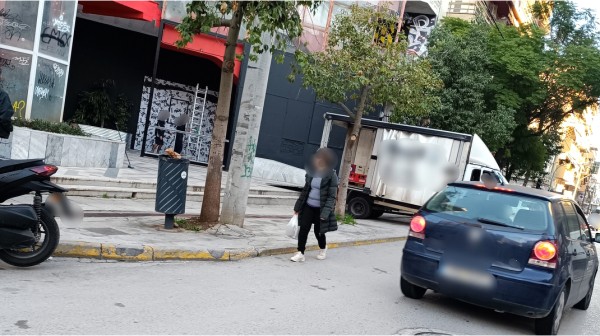 ΚΑΤΑΓΓΕΛΙΑ: Κλειστά πεζοδρόμια, ανοιχτοί κίνδυνοι στο κέντρο της Χαλκίδας