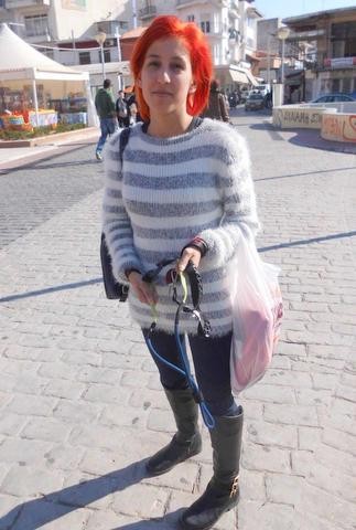 Βαμμένα κόκκινα μαλλιά για την Βαγγελίτσα