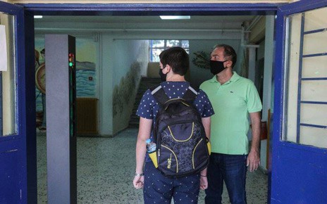 Σενάριο για να μειωθούν οι διακοπές των Χριστουγέννων στα σχολεία