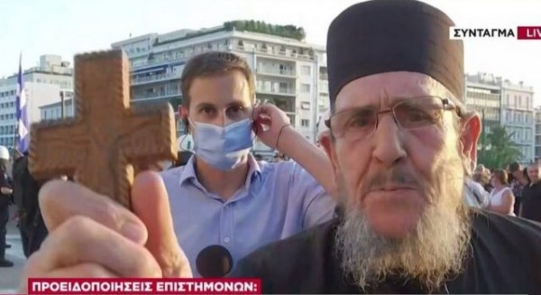 Ιερέας με το σταυρό στο χέρι διέκοψε την ζωντανή μετάδοση του ΣΚΑΪ (VIDEO)
