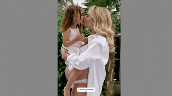 H τρυφερή ανάρτηση του Κώστα Σλούκα με την εγκυμονούσα γυναίκα του και την κόρη τους