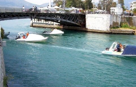 Οι ...σκαφάτοι της Εύβοιας δώρισαν ρούχα, τρόφιμα και παιχνίδια