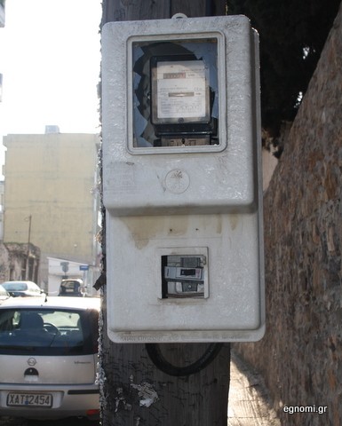 Σπασμένος μετρητής της ΔΕΗ σε κολώνα