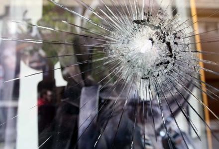 Γάζωσαν με σφαίρες τα τζάμια εργοστασίου