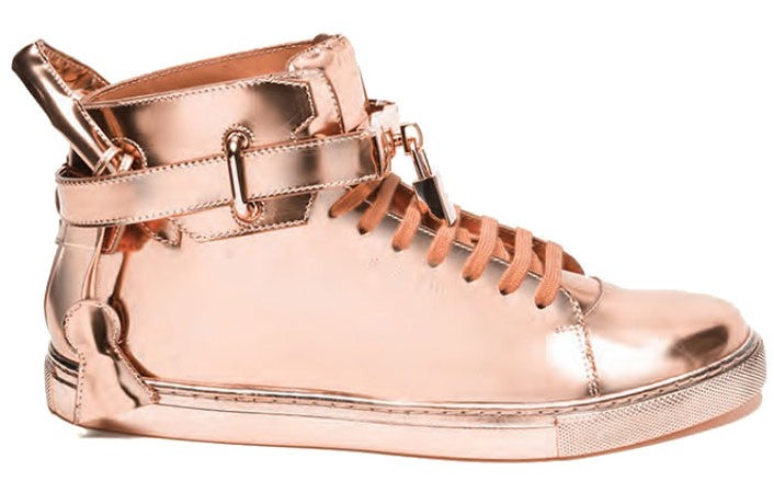 Πόσα θα έδινες για χρυσά sneakers;