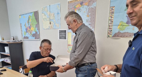 ΧΑΛΚΙΔΑ: Ο Αποστόλης Βαρδακώστας κέρναγε γλυκά στο Διοικητήριο για την εκλογή του Σπύρου Πνευματικού