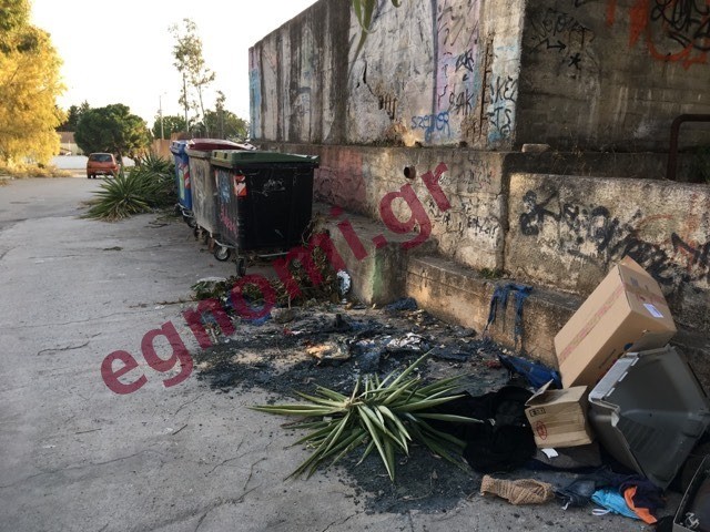 ΧΑΛΚΙΔΑ: Έκαψαν τον κάδο και πετάνε τα σκουπίδια στο δρόμο