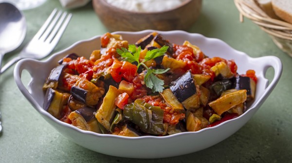 Μελιτζάνες με τόνο και πιπεριές