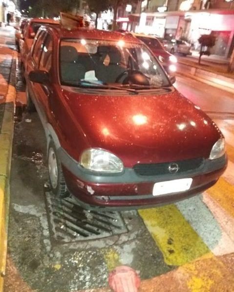 ΧΑΛΚΙΔΑ: Ο δάσκαλος οδήγησης πάρκαρε πάνω στη διάβαση πεζών