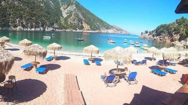 Παραλία Θαψά: Ανοίγει νέος δρόμος για την ευκολότερη πρόσβαση στη ...γαλάζια λίμνη της Εύβοιας