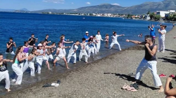 ΑΜΑΡΥΝΘΟΣ: Μικροί καρατέκα έκανε επίδειξη στην ακρογιαλιά (VIDEO)