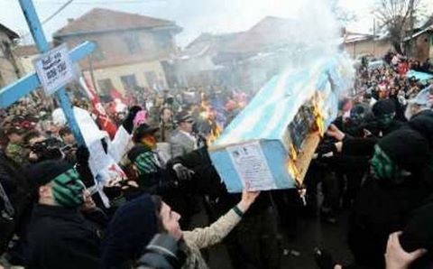 Έκαψαν τη σημαία της Ελλάδας στα Σκόπια!