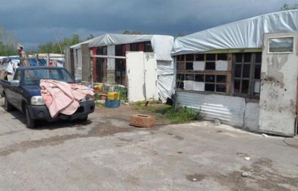 Φρίκη στο Βόλο: Είχαν τον γιο τους δεμένο στην αυλή με αλυσίδα 15 μέτρων