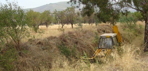Καθαρίζει τα ρέματα ο Δήμος Ερέτριας