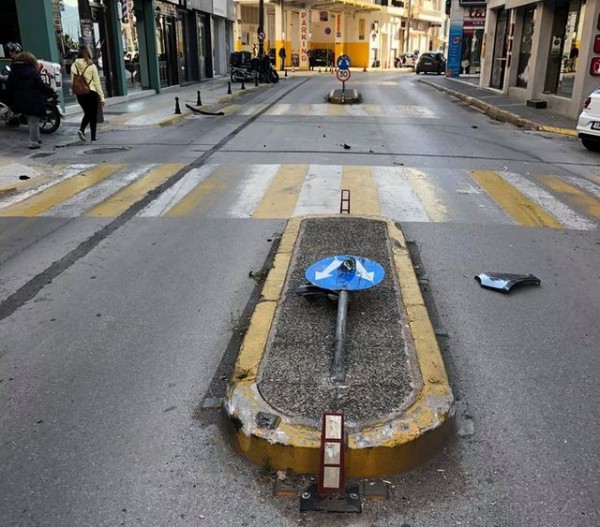 ΧΑΛΚΙΔΑ: Οδηγός καβάλησε τη νησίδα στην οδό Αγγελή Γοβιού