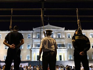 Ένστολοι ... κρεμάστηκαν στο Σύνταγμα