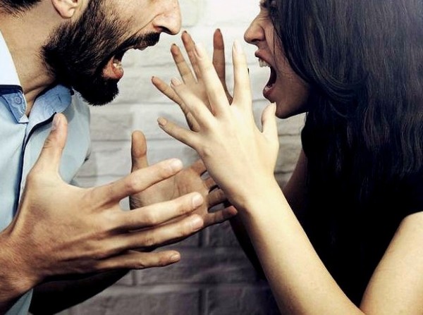 Ανδρας πήδηξε από μπαλκόνι για να γλιτώσει καβγά με την κοπέλα του
